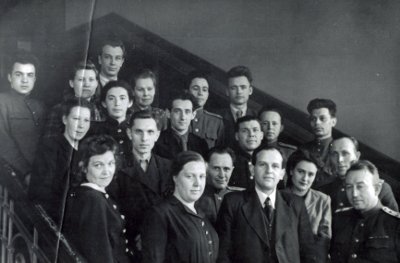 Новосибирский филиал ВЮЗИ. Выпуск 1948 года. На переднем плане, справа налево: председатель Военного трибунала войск МВД Западно-Сибирского округа, он же – председатель государственной экзаменационной комиссии; профессор ВЮЗИ В. А. Рясинцев, известный специалист по гражданскому праву; директор Новосибирского филиала ВЮЗИ Ирина Михайловна Смирнова