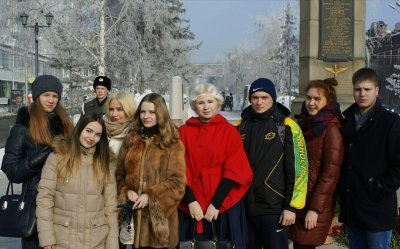 Возложение цветов к бюсту трижды Героя Советского Союза Возложение цветов к бюсту трижды Героя Советского Союза